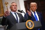 　米ホワイトハウスで話すケネディ厚生長官。右はトランプ大統領＝１２日（ゲッティ＝共同）