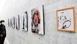 俳優の西田敏行さんを追悼するパネルが展示されたエントランス＝豊岡市日高町の植村直己冒険館