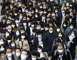 　朝、職場に向かう大勢の人たち＝２０２０年３月、東京都中央区