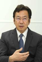 　「造形教室」についてインタビューに答える平川病院の平川淳一院長＝２０２４年３月、東京・八王子