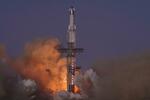 　テキサス州の施設から打ち上げられる米スペースＸの大型宇宙船「スターシップ」＝２７日、スターベース（ＡＰ＝共同）