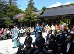 例大祭で神事を執り行った名和権禰宜（中央左から２人目）ら＝７日、大山町名和の名和神社