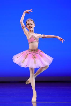 　米南部フロリダ州タンパで開かれたバレエのユース・アメリカ・グランプリで踊る寺田羽那さん（ＬＫ　ＳＴＵＤＩＯ提供、共同）