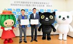 協定を結んだ手嶋町長（左）とヤマト運輸津山主管支店の丸山支店長