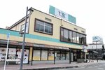 若桜町内唯一のスーパーで、８月末の閉店が決まっているトスク若桜店＝１１日、若桜町若桜