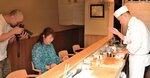鳥取の食材を使った料理の説明に耳を傾ける北斗さん（中央）