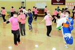 民踊の講習を受けて踊る参加者＝５日、倉吉市上井町１丁目の日本海新聞中部本社ホール