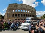 　ローマ教皇フランシスコのひつぎを乗せて、イタリア・ローマの円形闘技場遺跡コロッセオ前を通る車両＝２６日（ＭＡＵＲＯ　ＳＣＲＯＢＯＧＮＡ／ＬａＰｒｅｓｓｅ提供、ＡＰ＝共同）