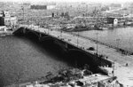 東京大空襲の焼け跡と吾妻橋＝１９４５年３月１９日（東京大空襲・戦災資料センター提供）