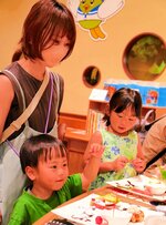 果物を盛り付け、バースデープレートを作る参加者