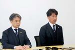 　ホーランド監督を解任した経緯を説明する横浜Ｍの西野努スポーティングダイレクター（右）＝１９日、神奈川県横須賀市