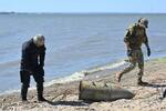 　ウクライナ南部オデーサ近くの黒海沿岸で、ロシア軍の爆発物の処理に当たる人々＝４月２９日（ＡＰ＝共同）