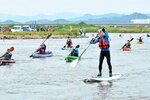 日野川河口から日本海に向けて次々とスタートする参加者＝２８日、日吉津村富吉