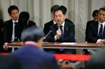 　記者会見する浅尾環境相＝１日午後、熊本県水俣市