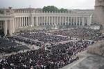 　ローマ教皇フランシスコの葬儀のためバチカンのサンピエトロ広場に集まった信者ら＝２６日（ＡＰ＝共同）