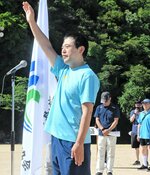 高らかに　選手宣誓で全力プレーを誓う（開会式・浜坂すこやか広場）