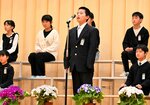 新年度の目標などを発表する５年生の児童