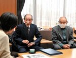 福本町長（左）に受賞を報告する岩田委員長（右）ら