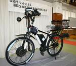 　自転車を改造したとみられる、ペダル付き電動バイク「モペット」＝１９日午後、警視庁上野署
