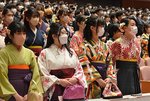 はかま姿で式を迎えた卒業生ら＝１８日、鳥取市のとりぎん文化会館