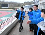 担当者の説明を受けながら会場を視察する平井知事（右から２人目）＝鳥取市布勢のヤマタスポーツパーク陸上競技場