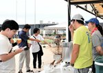 地ビールの飲み比べを楽しむ参加者ら＝２日、鳥取市今町２丁目の丸由百貨店屋上