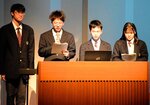 研究の成果を発表する生徒