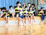 寄贈されたげたを飛ばして楽しむ園児たち＝５日、境港市中町
