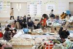 　避難所となっている小学校の体育館で過ごす人たち＝１月１２日、石川県輪島市