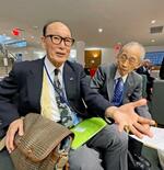 　学校での講話を終え、取材に応じる金本弘さん（左）と浜住治郎さん＝２日、米ニューヨークの国連本部（共同）