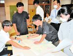 班に分かれて地域の魅力を書き込む参加者＝８月２３日、新温泉町高末の浜坂東小