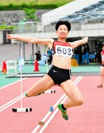 県選手権の女子走り幅跳びで３位となり、パラ陸上の女子選手として初めて入賞した川口梨央＝５月６日、ヤマタスポーツパーク陸上競技場