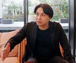 　ウクライナでの体験を語る寿大聡さん＝那覇市