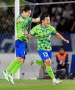 　湘南―ＦＣ東京　後半、決勝ゴールを決め、大喜びの湘南・平岡（右）＝レモンＳ