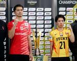 　ＳＶリーグのプレーオフ男子決勝を前に、ポーズをとるサントリーの藤中謙也主将（左）と愛知の高橋和幸主将＝２日、有明アリーナ