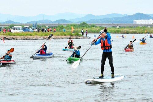 日野川河口から日本海に向けて次々とスタートする参加者＝２８日、日吉津村富吉