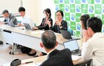 より良い職員育成や組織づくりに向けて意見を交わす委員会メンバー＝１３日、香美町役場