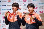 　記者会見後にポーズをとる戸上隼輔（左）と篠塚大登＝２６日午後、千葉県成田市