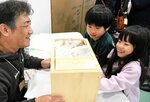 木の高断熱性を示す実験に興味津々の子どもたち