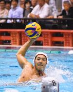 　水球男子の壮行試合で、攻め込む稲場悠介＝１４日、千葉県国際総合水泳場