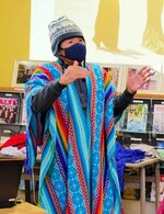 世界で出会った女性たちについて説明する中尾さん＝８日、倉吉市の県男女共同参画センターよりん彩