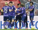 　広島―鹿島　前半、先制ゴールを決め、喜ぶ広島・前田（右から３人目）＝Ｅピース