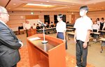 県代表選手として決意を語る女子の浜本みな主将（中央）と男子の徳山天主将＝倉吉未来中心