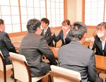 新聞記事を基に会話を繰り広げる新入社員ら