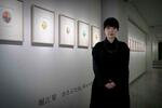 　東京・神楽坂のギャラリーで開かれた個展で展示された堀江栞の「かさぶた」＝２０２３年１２月