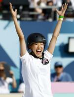 　スケートボード女子ストリートで演技を終え笑顔の吉沢恋。金メダルを獲得した＝パリ（共同）