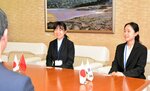 米子市の国際交流員に着任した呉さん（中央）と林さん＝１２日、米子市役所