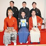 ５月本公演の説明をする霜乃会のメンバー＝大阪市中央区の青山ビル