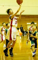 ミニバスケットボール大会で白熱した戦いを繰り広げる選手ら