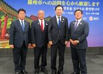 交流再開などを確認した広田市長（右端）と尹市長（右から２人目）ら＝倉吉市提供